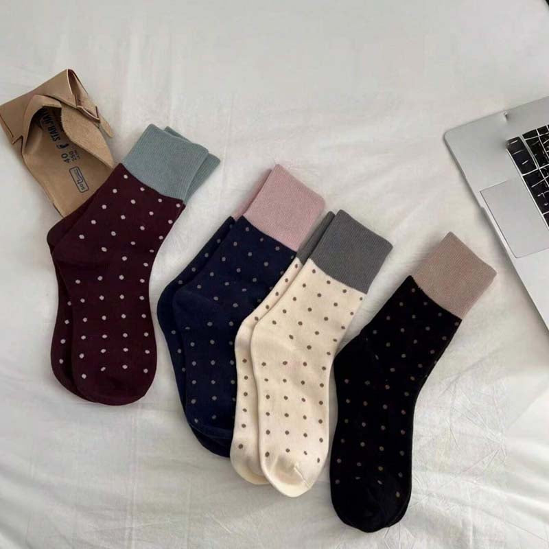 Peoked -sukat värillisillä lohkoilla