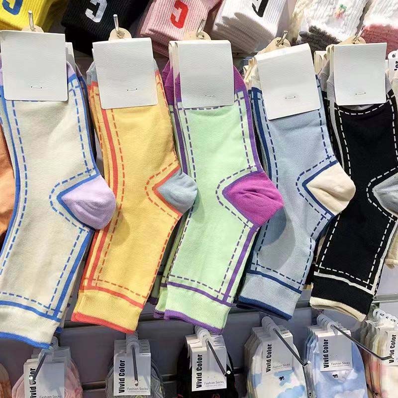 Liittyvät sukat värillisillä lohkoilla