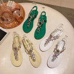 Rentolliset sandaalit, jotka on koristeltu strassilla
