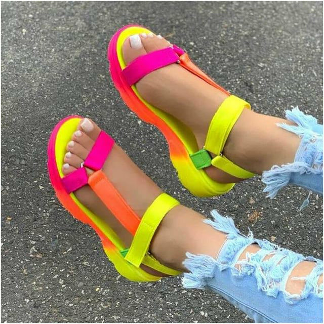 Mukavat värilliset sandaalit